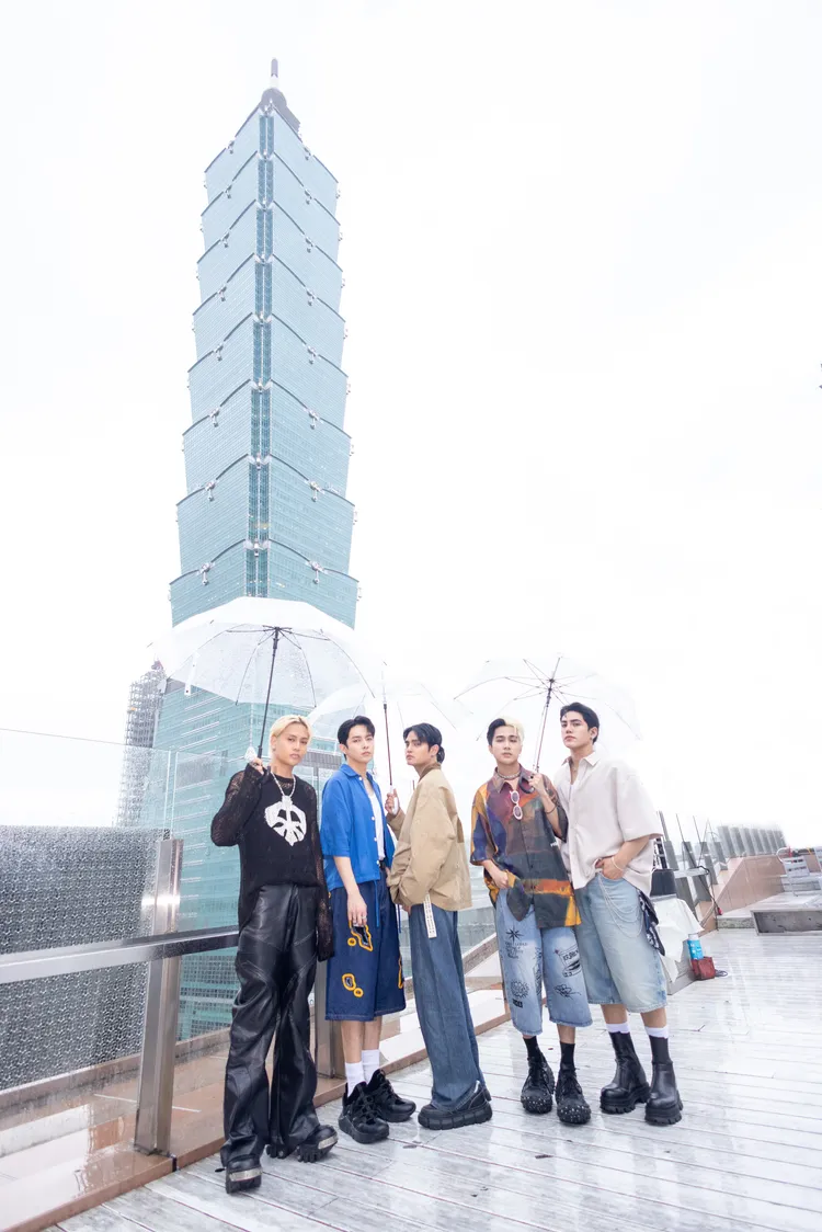 SB19在台北101旁邊受訪。Sony Music提供