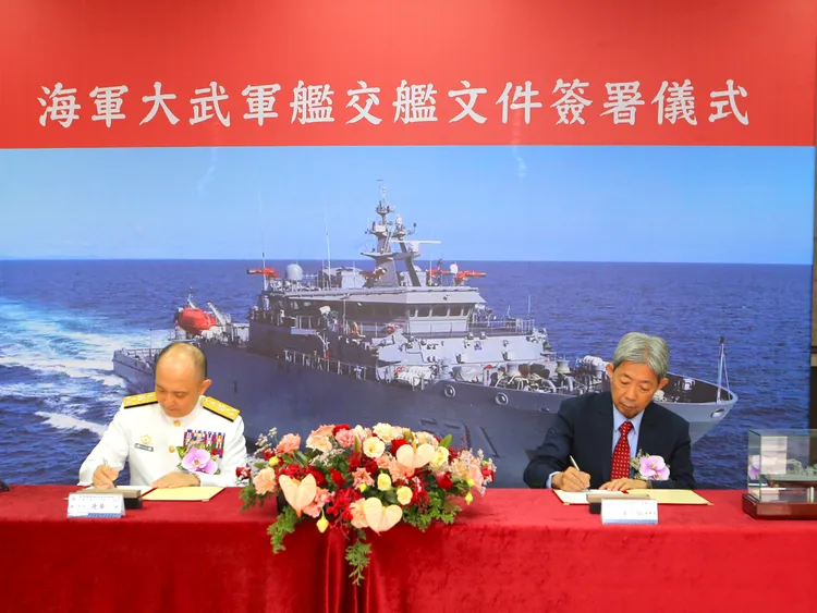 海軍大武軍艦交艦文件簽署(左)海軍司令唐華上將、(右)台船公司黃正弘董事長。台船提供