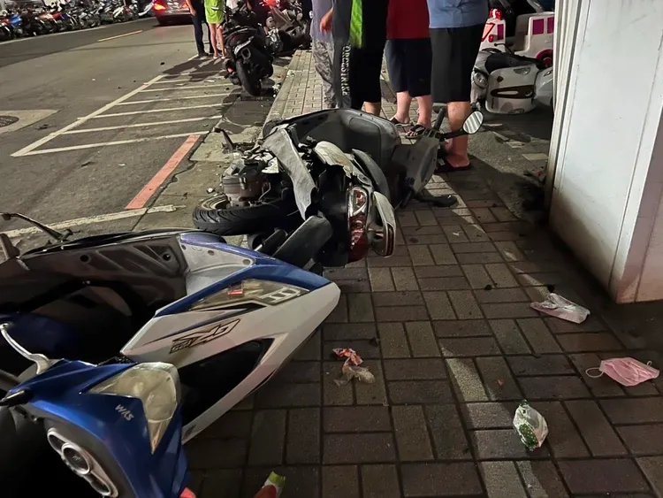 現場撞擊猛烈，機車車殼四散。翻攝畫面