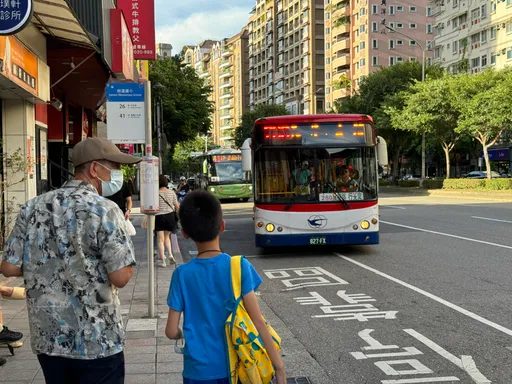 山陀兒挾強風豪雨 北市公車減班或停駛
