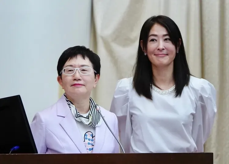 台北101董事長賈永婕(圖右)今首次現身立法院備詢，圖左為財政部長莊翠雲。莊宗達攝