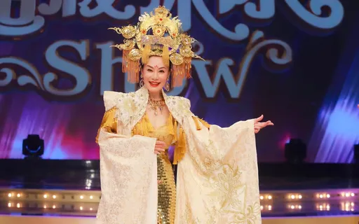 金佩姍氣勢磅礡駕 秀新訂製2.0女皇服重達15斤