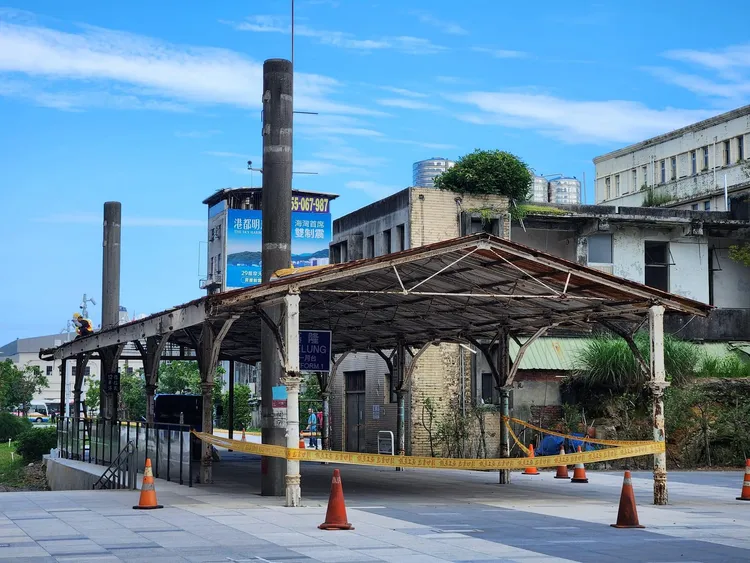 雨棚部分結構保存狀況不理想，台鐵今（17日）宣布後續將進行拆除。取自臉書公開社團台灣日式宿舍群近來可好