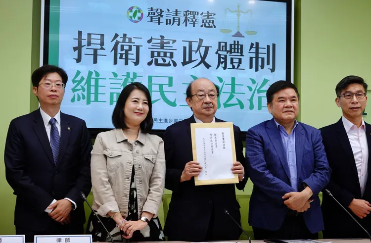 民進黨立法院黨團聲請國會擴權法案釋憲，由律師陳鵬光（左一）擔任代理訴訟。資料照片