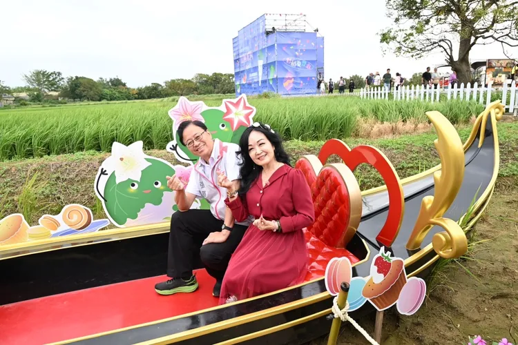 溪海田園派對彩繪稻田今開幕，張善政夫婦到場繽紛稻田藝術。桃園市府提供