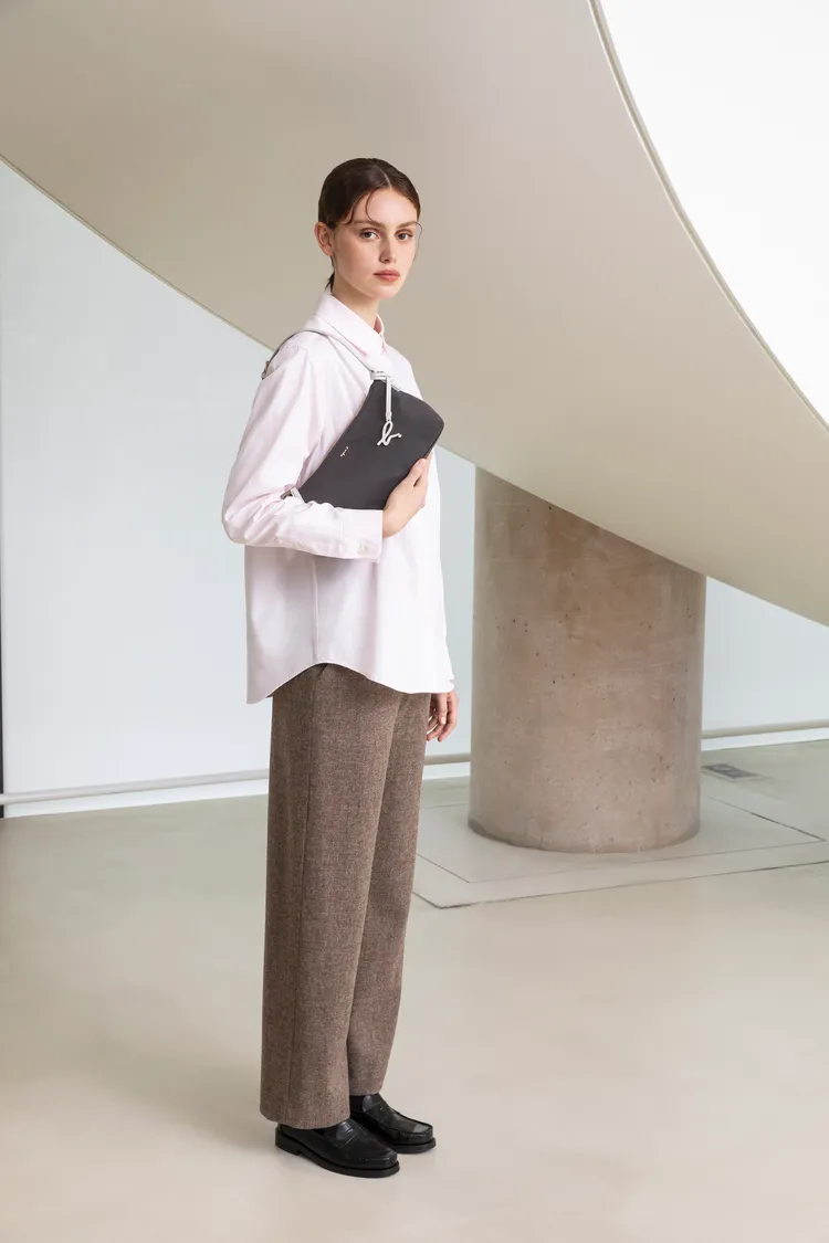 包款以極簡線條打造現代都會氣息。品牌提供