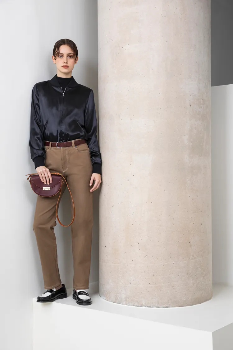 agnès b.將包款注入大地色調。品牌提供