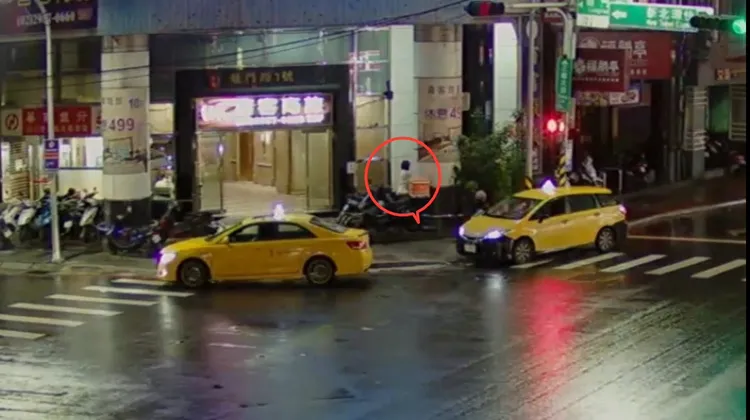 白衣女在KTV門口對著前男友大罵，接著用力丟出玻璃杯，正中對方頭部，當場濺血。翻攝畫面