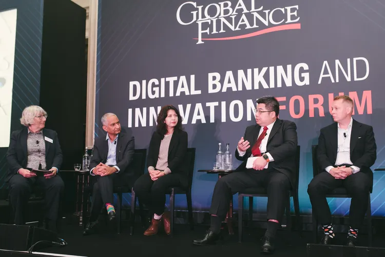 中國信託銀行數位科技處處長王俊權資深副總（右二）受邀擔任由《Global Finance》（全球金融）於英國舉辦之「Digital Banking and Innovation in Financial Services Forum」與談人，特別與來自如花旗銀行、北歐聯合銀行、卡達商業銀行及知名資訊顧問公司印孚瑟斯（Infosys）等講者分享「關鍵AI技術應用」、「AI治理」克服的困難與解決方案，引起與談人及現場觀眾共鳴。主辦單位提供