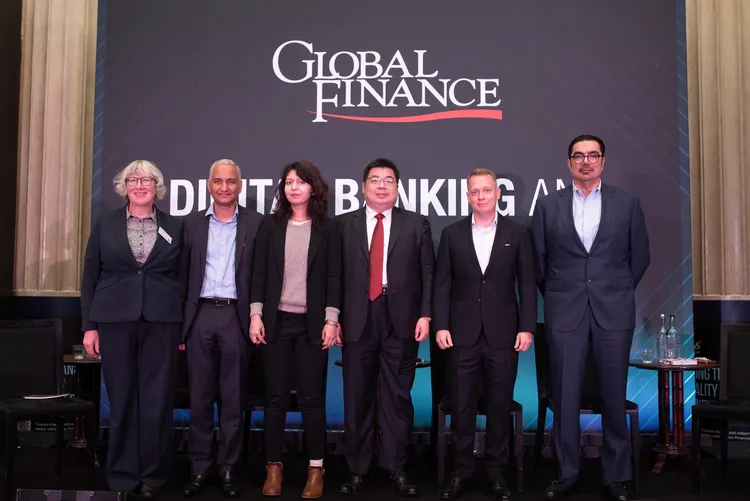 《Global Finance》（全球金融）於英國倫敦舉辦「Digital Banking and Innovation in Financial Services Forum」，邀請中國信託銀行、花旗銀行、北歐聯合銀行、卡達商業銀行及知名資訊顧問公司印孚瑟斯（Infosys）等共計5位講者進行對談，中國信託銀行數位科技處處長王俊權資深副總（右三）代表出席。主辦單位提供 