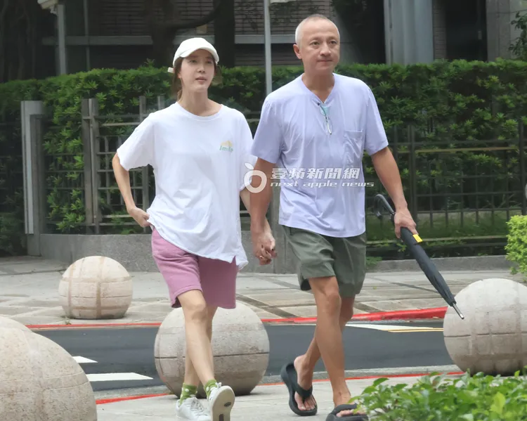 宋米秦（左）把手機放進口袋，跟老公陳鎧文牽手散步，感情甜蜜。特勤中心攝