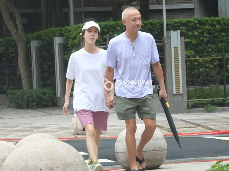 女神宋米秦（左）素顏牽著老公陳鎧文散步。特勤中心攝