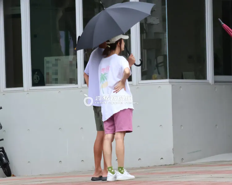 陳鎧文貼心幫宋米秦撐傘等寶貝女兒放學。特勤中心攝