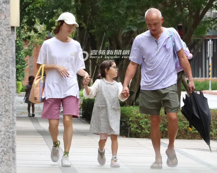 女神宋米秦（左）與老公陳鎧文牽著女兒Ellie小手連成一線。特勤中心攝