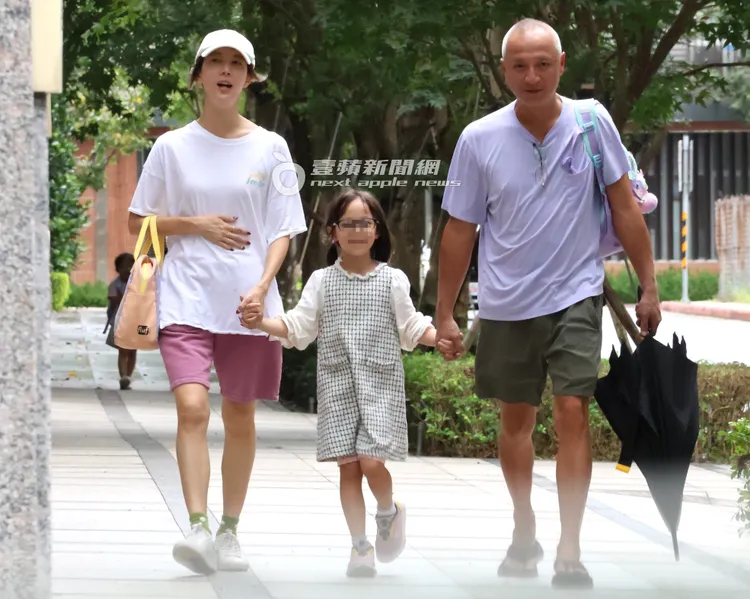 女神宋米秦與老公陳鎧文接女兒下課，一家三口幸福美滿。特勤中心攝