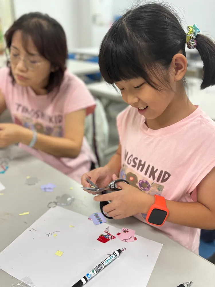 合唱團親子專注手做客家藍衫吊飾。市府提供