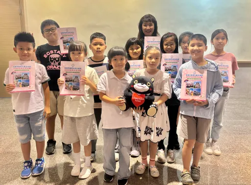 台灣美濃訪問日本美濃!歌聲撫慰災民 客家兒童合唱團手作99藍衫吊飾送暖