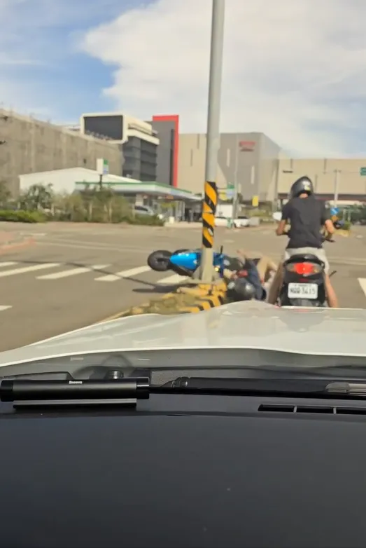 騎士撞上分隔島倒地滾了一圈。翻攝threads@168funhome