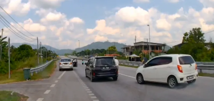 駕駛們替幼童圍出「車牆」。翻攝自臉書@Serian Timungen