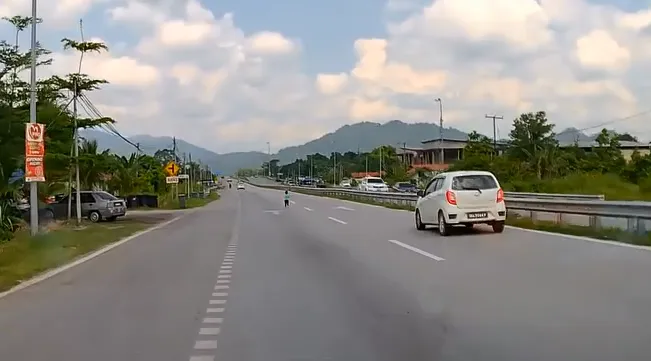 眼尖駕駛看到幼童急忙減速。翻攝自臉書@Serian Timungen