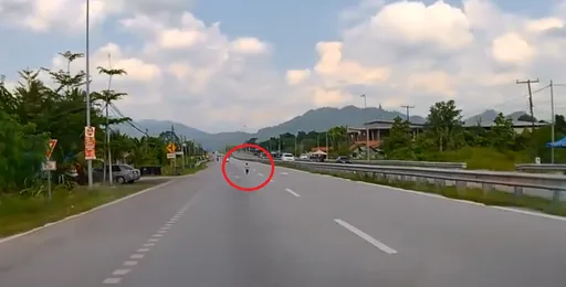 驚險影片|幼童赤腳闖快車道奔跑嬉戲 暖心駕駛「圍車牆」護駕