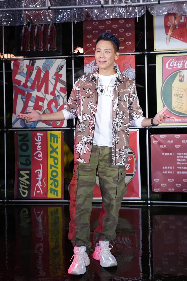 陶喆穿著復古風格的卡其色印花襯衫亮相。彭欣偉攝