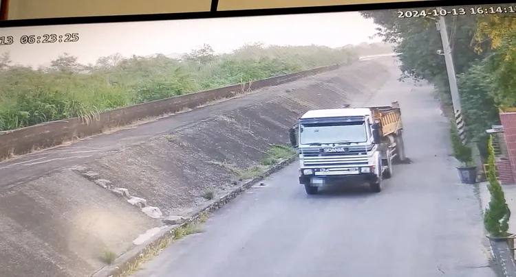 砂石車偏移車道，狗兒遭巨輪輾壓。翻攝畫面