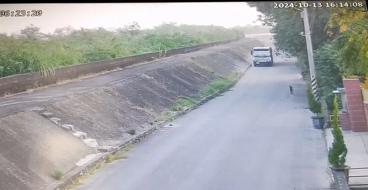 砂石車原本與小狗不在同一車道。翻攝畫面