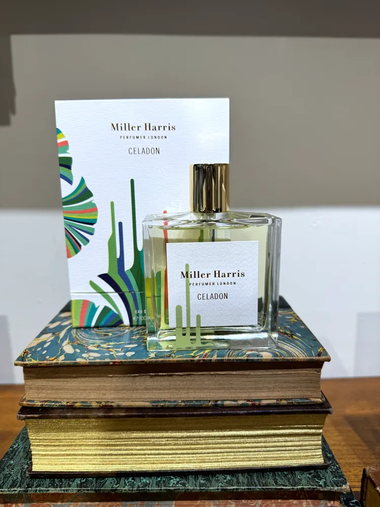 Celadon雨沐青瓷淡香精靈感來自《紅樓夢》，前調：錫蘭茶、番茄葉、小荳蔻、馬鞭草；中調：玫瑰、羅勒玫瑰、薰衣草、印度晚香玉、木蘭花；後調：維吉尼亞雪松、苔蘚、煙燻木香、麝香、馬黛茶。張家玲攝