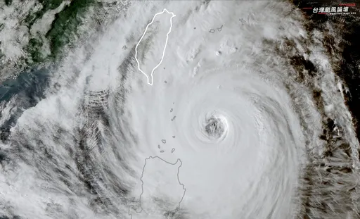 康芮颱風正處於巔峰狀態! 逐漸出現「雙眼牆」將眼牆置換