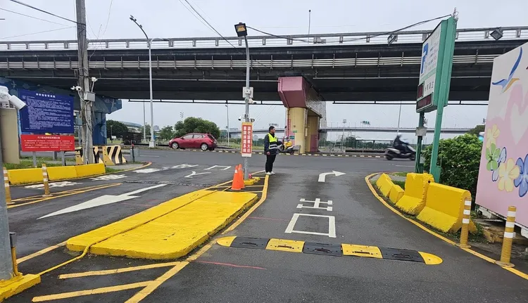 高灘地停車場今（30日）中午起只出不進，晚間8時強制拖吊。水利局提供