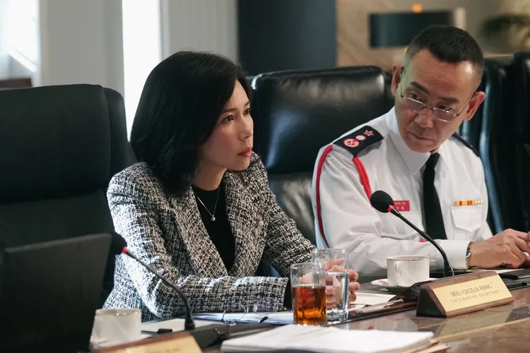 林保怡（右）扮演消防局長。華映提供
