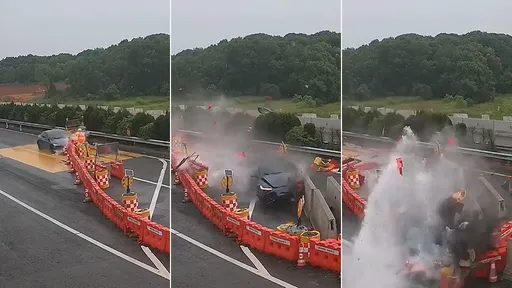 轎車「自動駕駛」直衝護欄撞爛　高速公路肇禍辯就低頭擦個汗