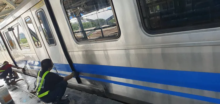 2名男子深夜闖機廠對捷運車廂塗鴉。北捷提供
