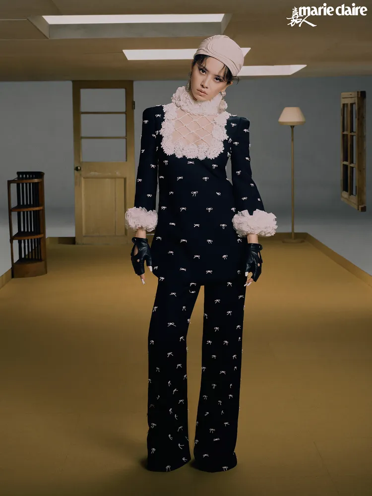黑色連身褲以白色蕾絲、胸口特殊剪裁堆疊出華麗視覺。品牌提供