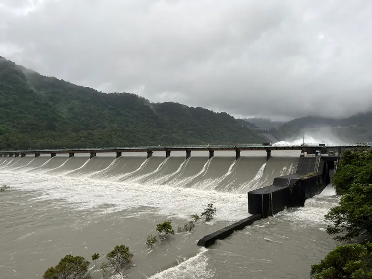 石門水庫後池堰溢流狀況。北區水資源分署提供