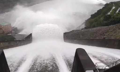 壯觀片|康芮颱風挾豪雨 石門水庫上午8時溢洪道洩洪