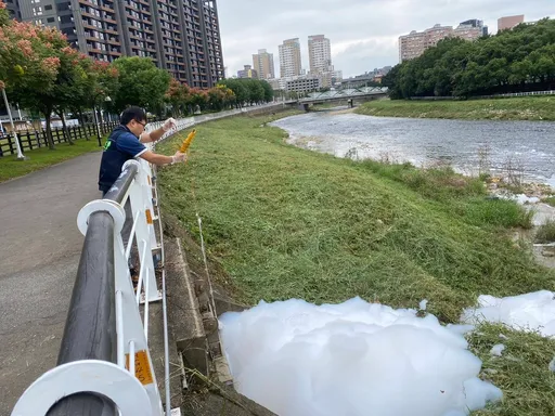 南崁溪國慶日冒泡 桃園環保局揪出洗車場污染!最高罰3百萬元