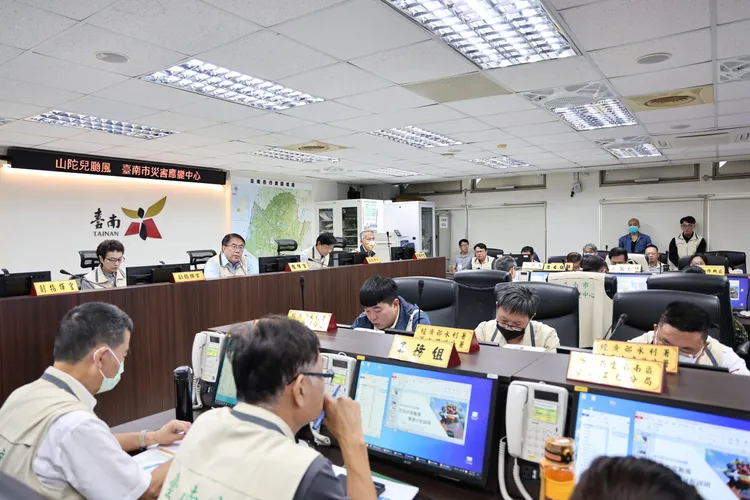 臺南市災害應變中心一級開設，1日召開防颱整備會議。市府提供