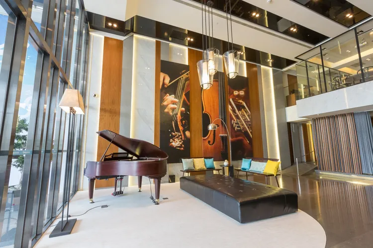 捷絲旅高雄中正館則提出週日至週四入住豪華四人房、再贈自助早餐四客的禮遇。業者提供