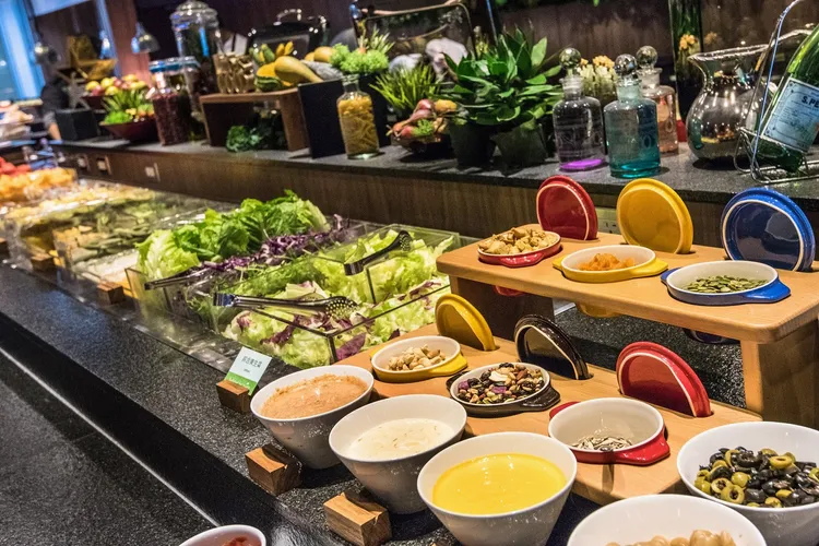 捷絲旅高雄站前館憑聯合住宿券可入住豪華客房或精緻雙人房並享翌日自助早餐兩客。業者提供