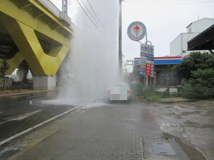 事故不遠處就是加油站，相剛驚險。讀者提供