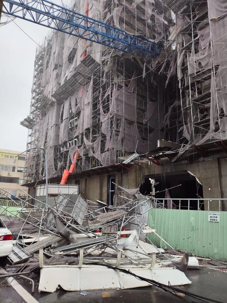 事件並未造成人員傷亡，但在住戶心中留下陰影，建商表示會負起責任。現場觸目驚心，取自臉書「東港報馬仔」