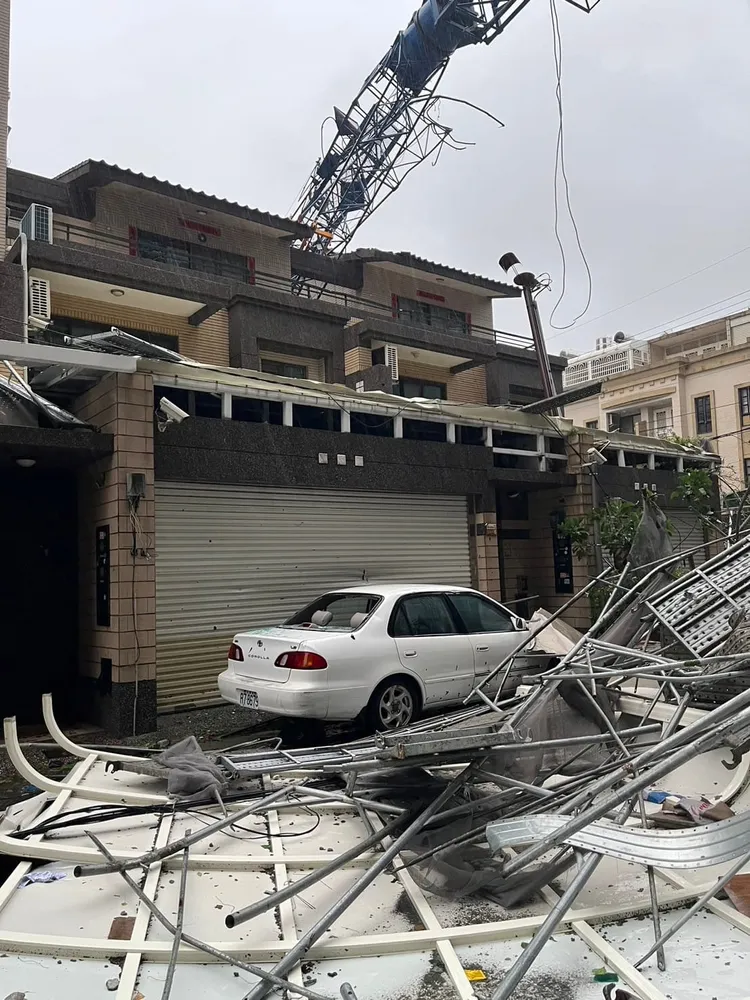 現場觸目驚心，宛如遭到恐怖攻擊。取自臉書「東港報馬仔」