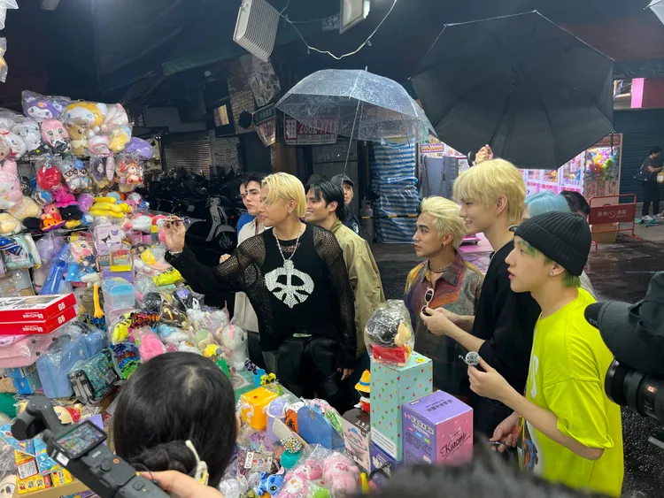 品嚐美食之外，SB19也體驗了經典夜市遊戲，玩得不亦樂乎。踢帕娛樂提供