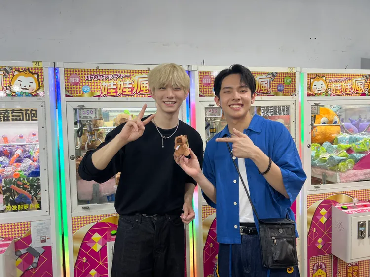 原子少年2成員禾雁凱（右）帶SB19的Justin成功夾到娃娃，相當開心。踢帕娛樂提供