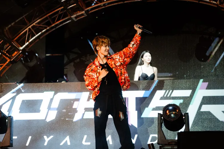 鼓鼓演唱夯曲《射手》，為電音派對掀起高潮。圖／尼賀創意提供