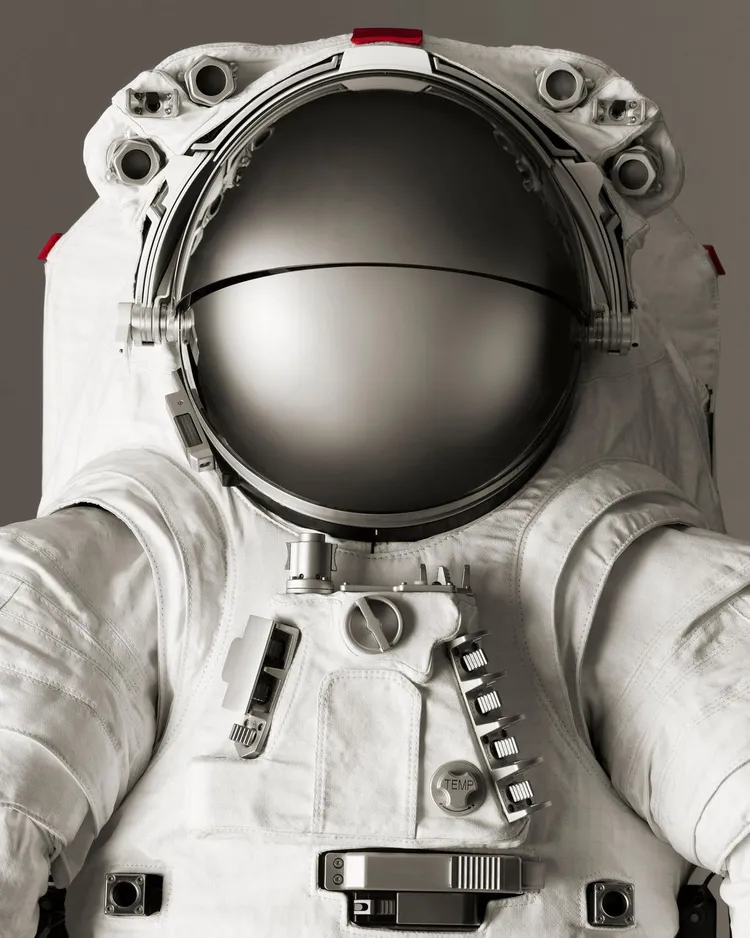 AxEMU太空服兼顧美觀與安全性。翻攝prada IG