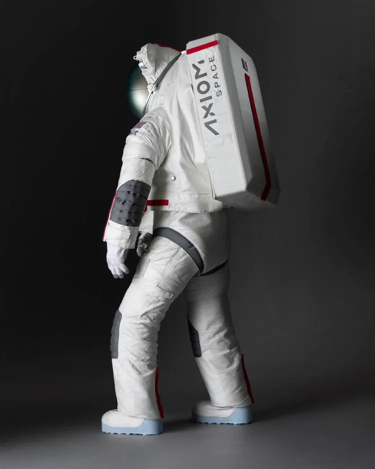 PRADA與美國太空公司Axiom Space攜手，為NASA的Artemis III登月任務打造了AxEMU太空服。品牌提供