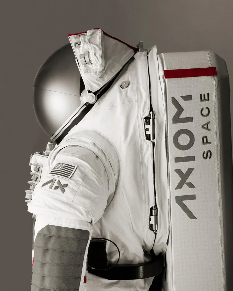 AxEMU太空服兼顧美觀與安全性。翻攝prada IG